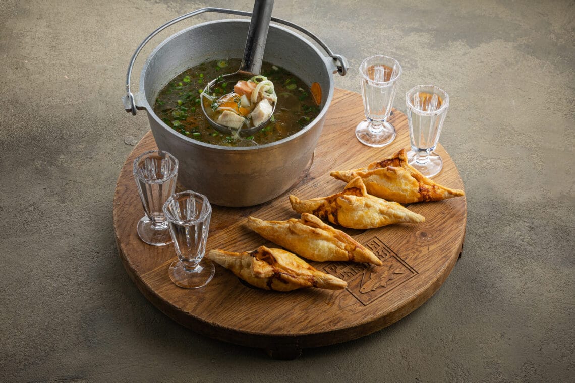 Уха на четверых в котелке