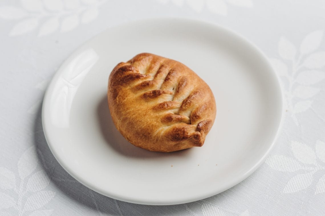 Пирожок с селёдкой и яйцом